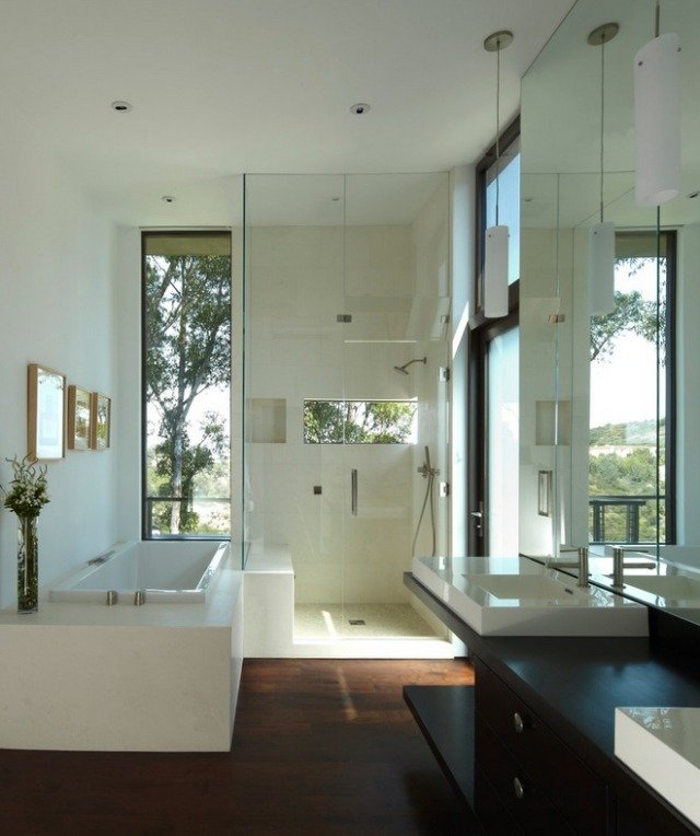 Badrum med dusch badkar utsikt över trägolv