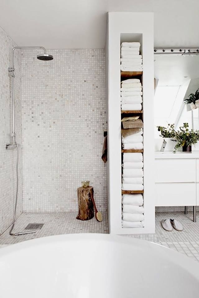 badrum dusch hand dusch vägg mosaik vit rustik