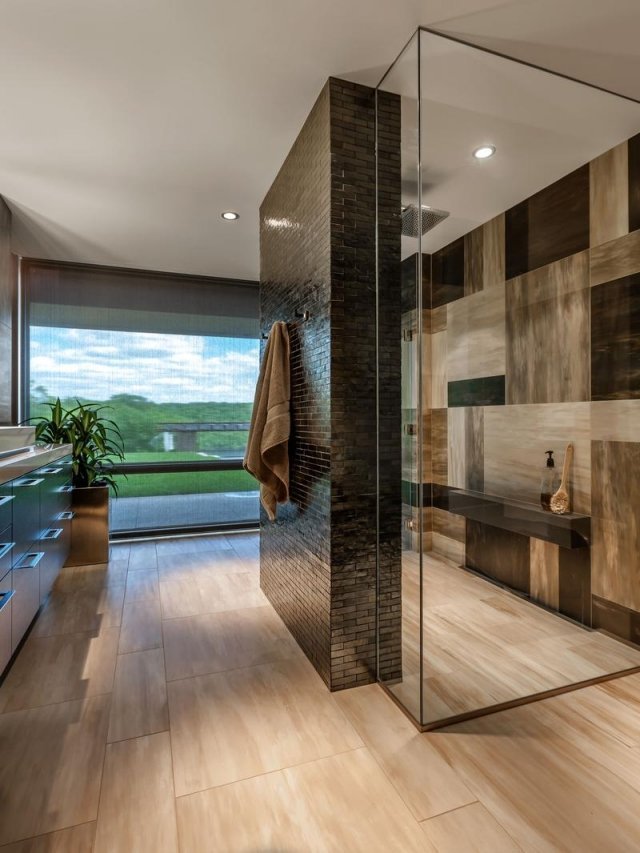 Badrum med duschglashytt golvplattor träoptik idéer