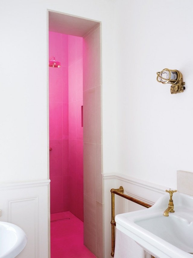 Badrum med duschområde rosa belysning skapar idéer
