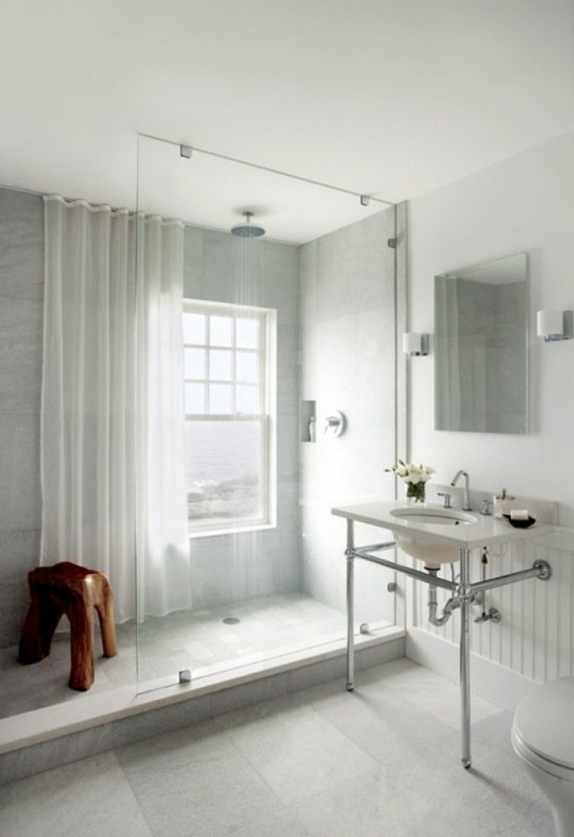 badrum vitt duschområde glas rumsavdelare vintage tvättställ
