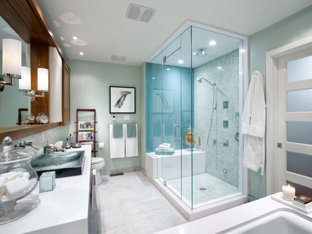 Badrum med duschdesign duschkabin glasvägg maritimt