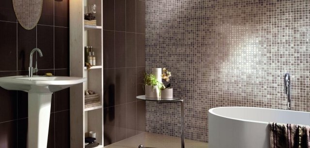 samtida-badrum-vägg-med-mosaik-kakel-inramning-Ceramiche-Supergres