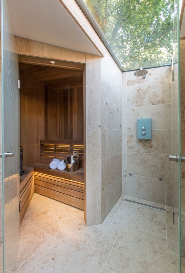 badrum med bastu-dusch-takfönster-glas-träd-view
