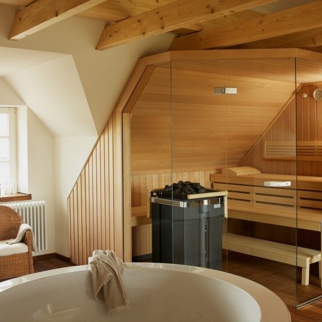 badrum med bastu plan-loft-glas vägg-runt badkar