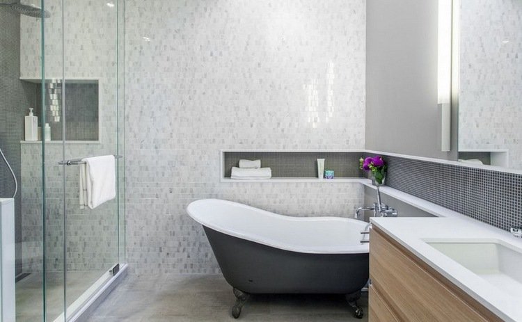 separat badkar med bad nisch och textur med mosaik räckvidd
