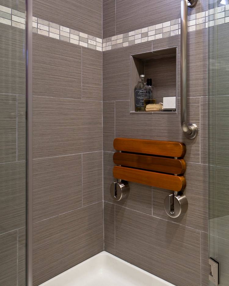 fällbart säte i duschkabin med badrumsnisch