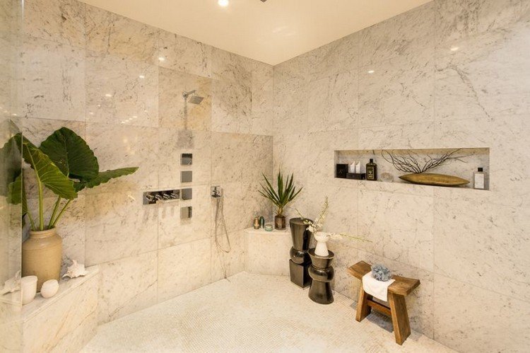 design av nisch i badrummet i väggen av marmorplattor lyxig design med rustika element