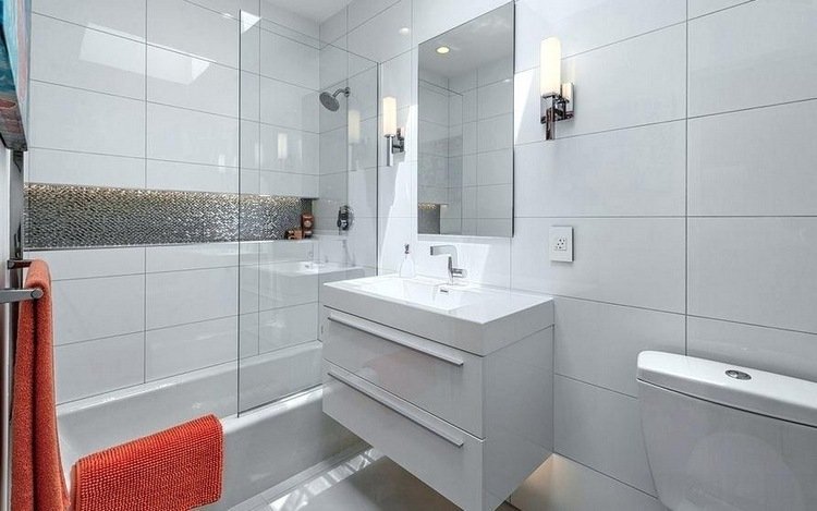 Belysning för väggnisch i badrummet med badkar i vitt med glaspartition och badskåp