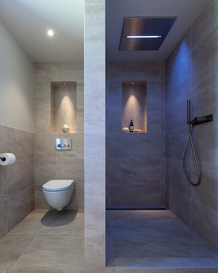 modern design från badrummet med väggseparerade och separata väggnischer