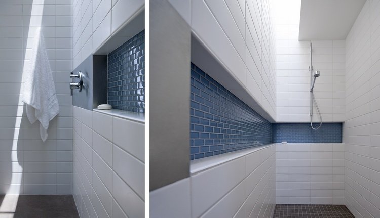 Väggnisch eller duschnisch med klinker för duschen i badrummet som en kombination av marinblått och vitt