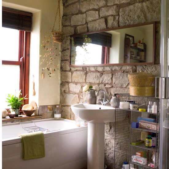 badrum utan kakel natursten vägg lantlig stil atmosfär