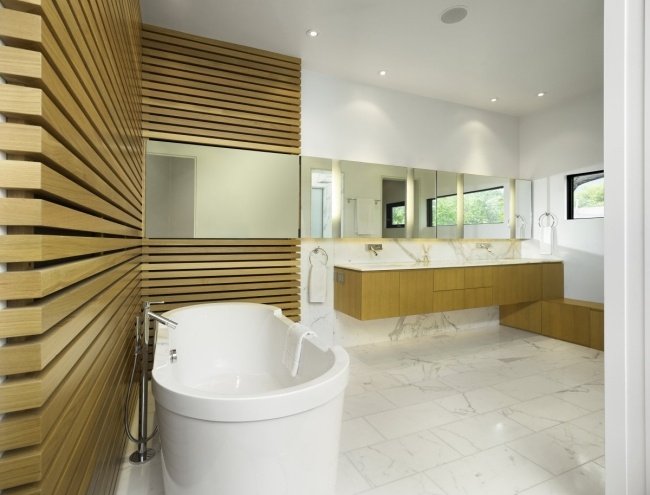 badrum vägg design trä väggpaneler marmor kontrast