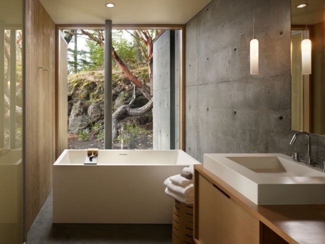 badrumsdesign utan kakel exponerad betongvägg trä badrumsmöbler badkar