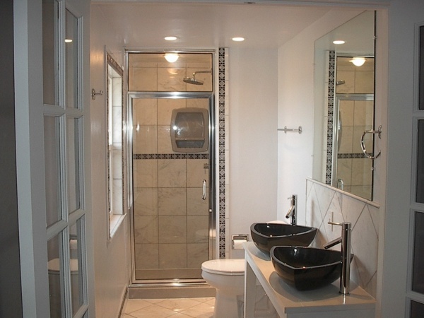 futuristiska former-i-badrummet-dusch-med-glas-vägg