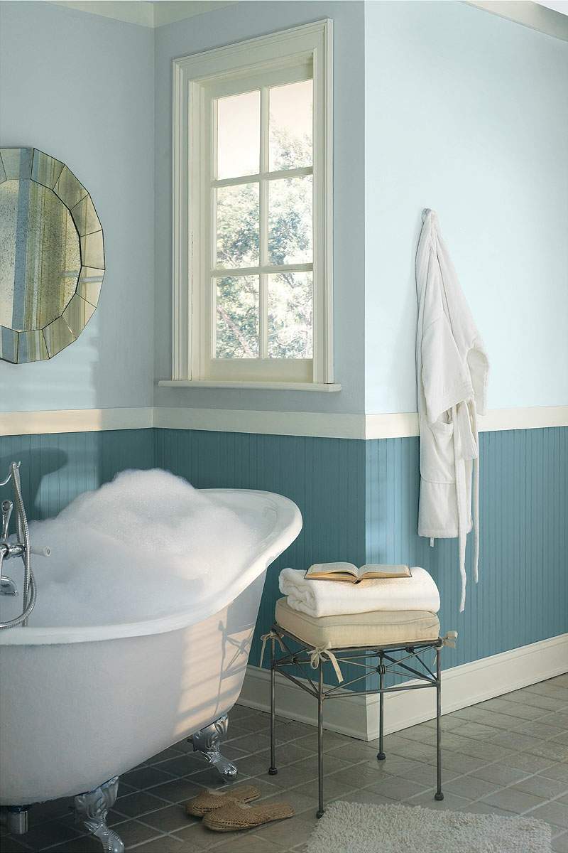 färg i badrummet ljusblått mörkblått badkar vintage sidobord metall