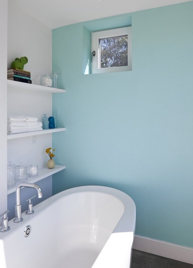 badrum-vägg-färg-baby-blå-aqua-badkar-hyllor