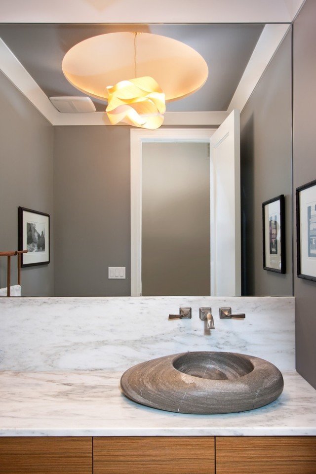 litet-badrum-spegel-vägg-marmor-fåfänga-topp-rund-bänkskiva-handfat-sten-look