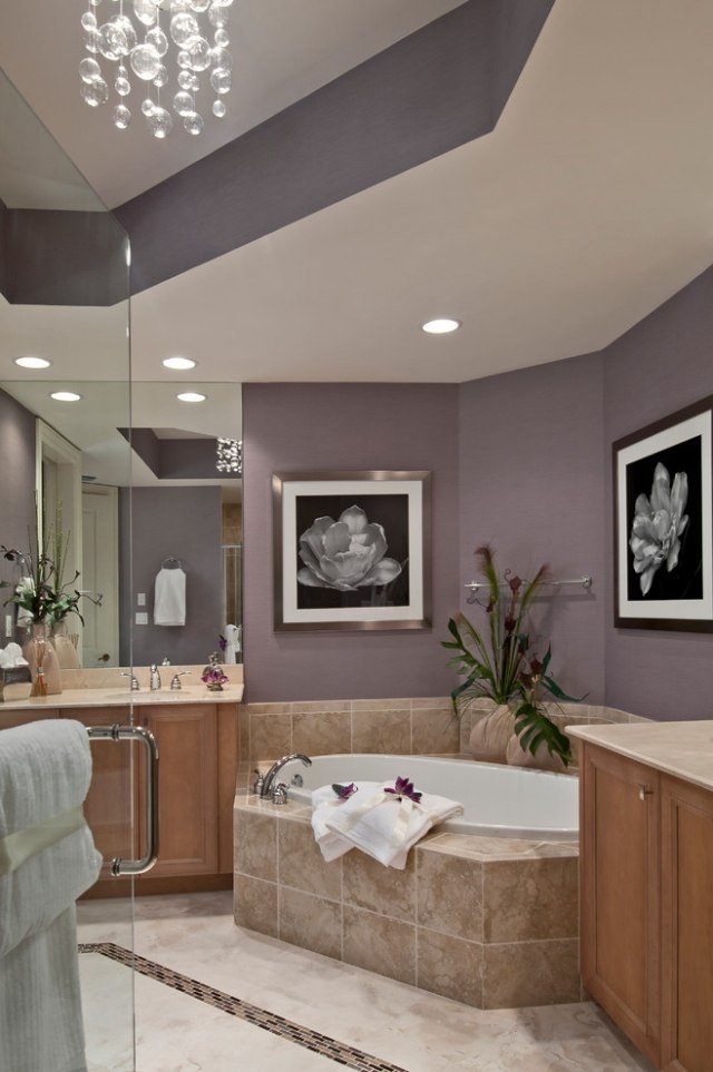modernt-badrum-hörn-badkar-beige-kakel-lavendel-väggfärg