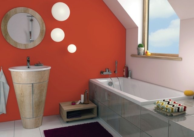 badrum-sluttande tak-orange-accent vägg-pelare handfat-badkar