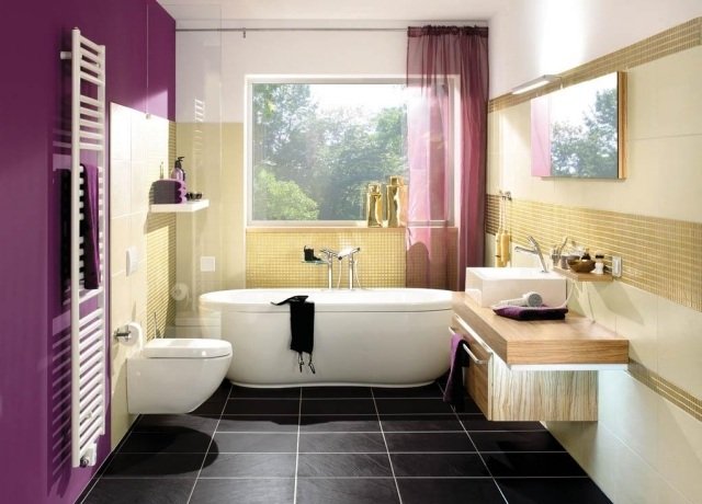 badrum-aubergine-vägg-måla-beige-väggplattor-badkar-fönster