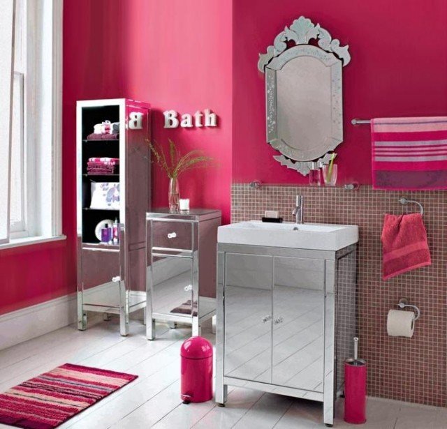 badrum-vägg-färg-hallon-spegel-möbler