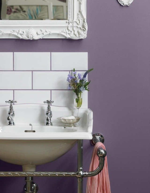 lila-vägg-måla-badrum-vintage-handfat-handdukstorkar
