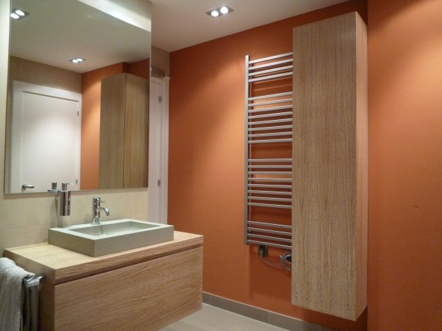 väggfärg-badrum-accent vägg-orange-trämöbler-handtagfria fronter
