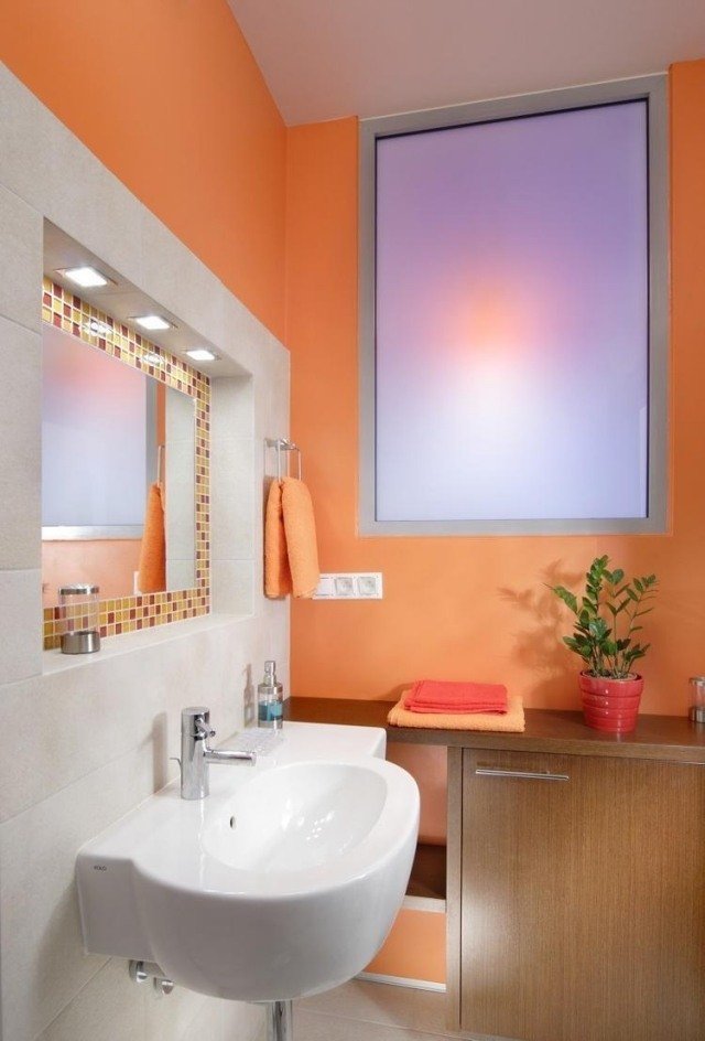 måla i badrummet-måla-orange-vit-kakel-mosaik