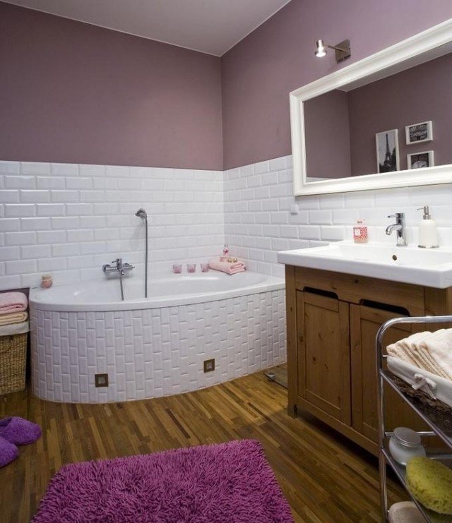 färg-badrum-målning-lila-lila-vita-kakel-badkar
