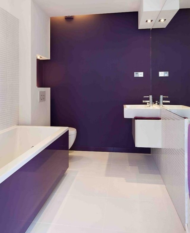specialfärg-badrum-lila-aubergine-vit-spegel-vägg-badkar