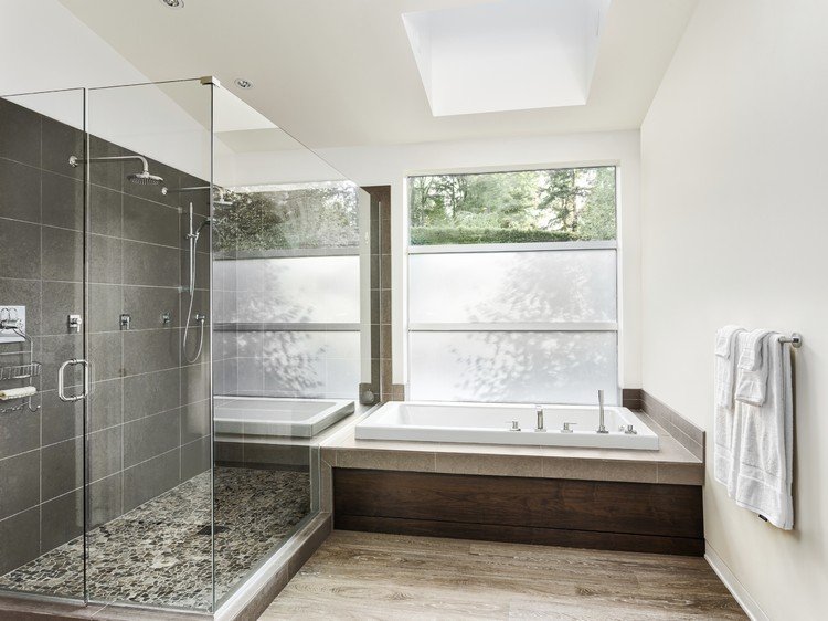 Badrum och sanitärt inbyggt badkar-träpanel-regndusch