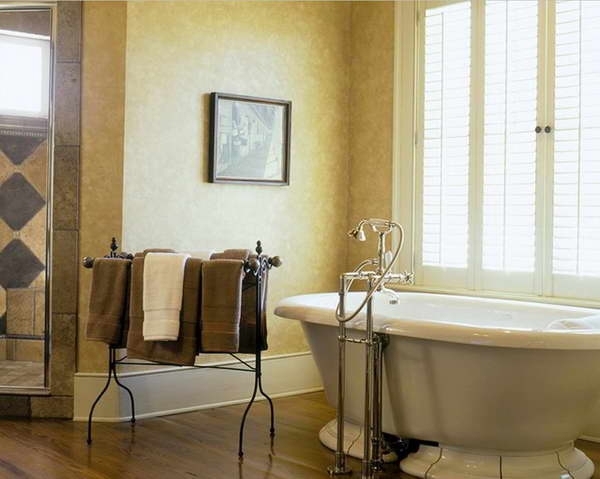Hotell badrum badkar design fristående handdukstork stativ