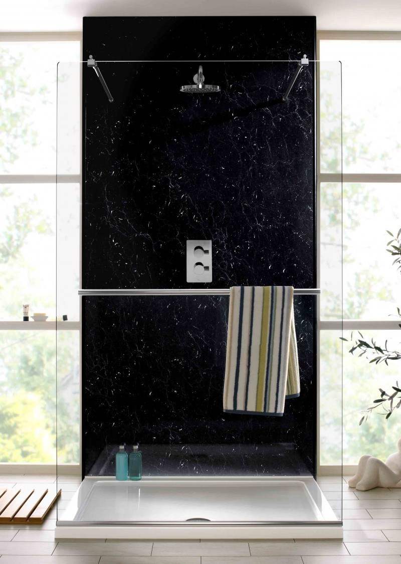fristående duschkabin med svart marmorvägg