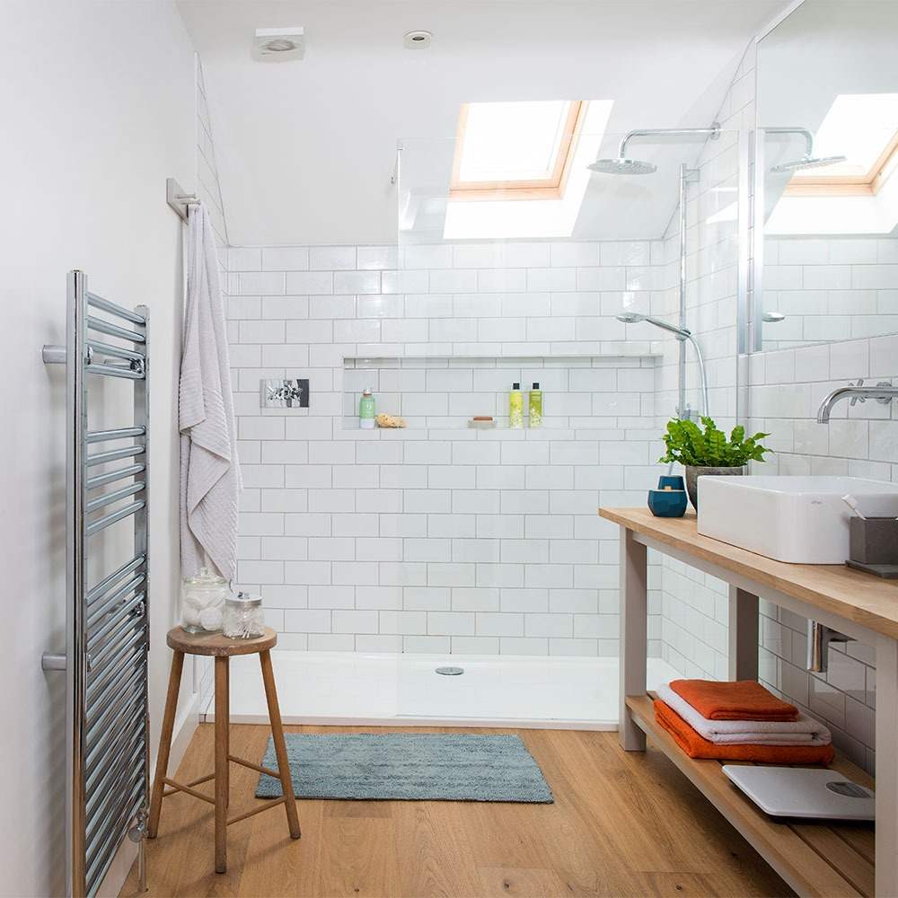 renovera litet badrum med sluttande tak och duschkar