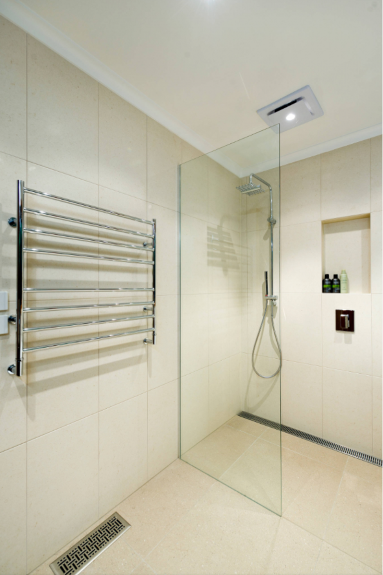använd en glasdörr eller skiljevägg för duschområdet