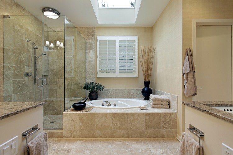 Badkar-vägg-i-hylla-beige-natursten-stor-lyx-glas vägg-dusch