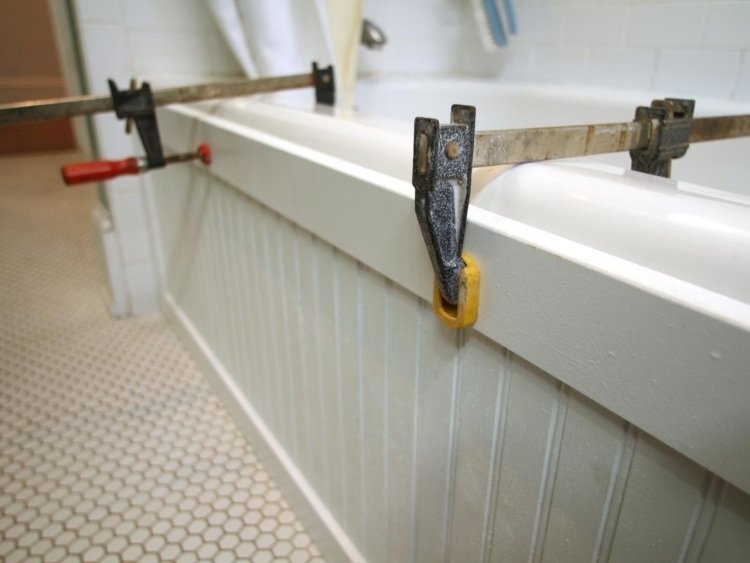 badkar-vägg-i-instruktioner-montering-renovering-ombyggnad-vit-badrum