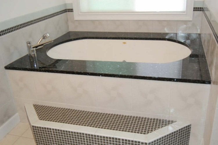 Badkar-vägg-i-hylla-modern-beige-svart-fönsterbeslag-granit