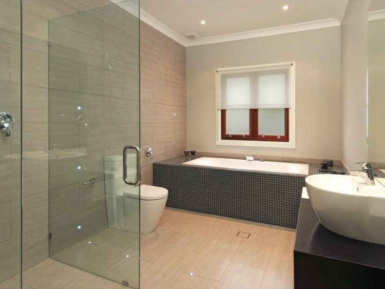 badkar-vägg-i-hylla-modern-dusch-beige-svart-mosaik-glasvägg