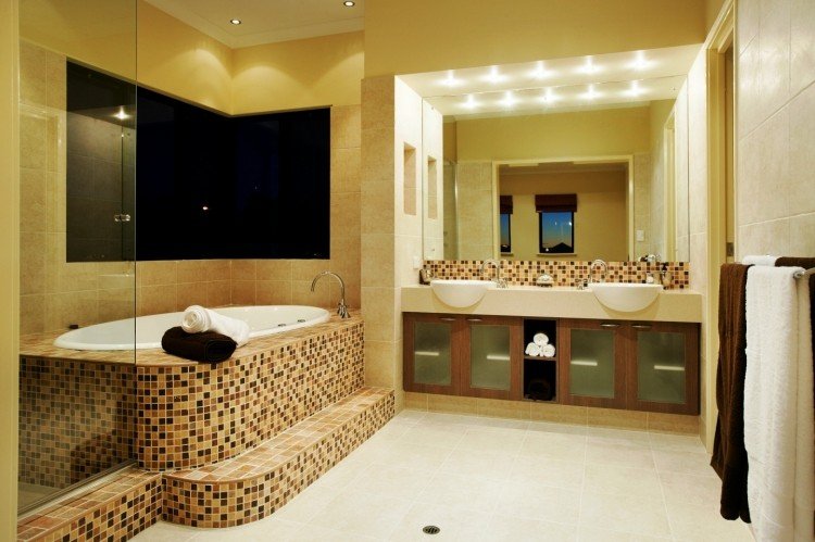 badkar-vägg-i-hylla-beige-mosaik-piedestal-modern-dubbla handfat