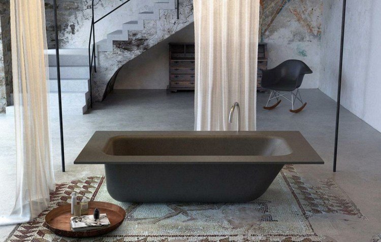Badkar i badrummet fristående-rektangel-grå-fin betonghylla-betong-bad-glas1989