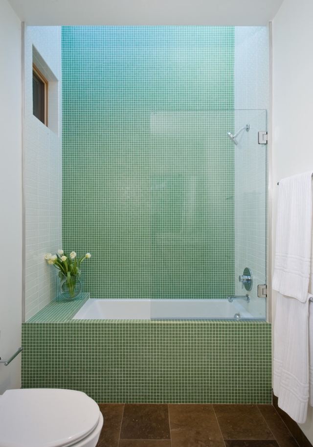 litet-badrum-möblering-badkar-dusch-glas-vägg-grön-mosaik