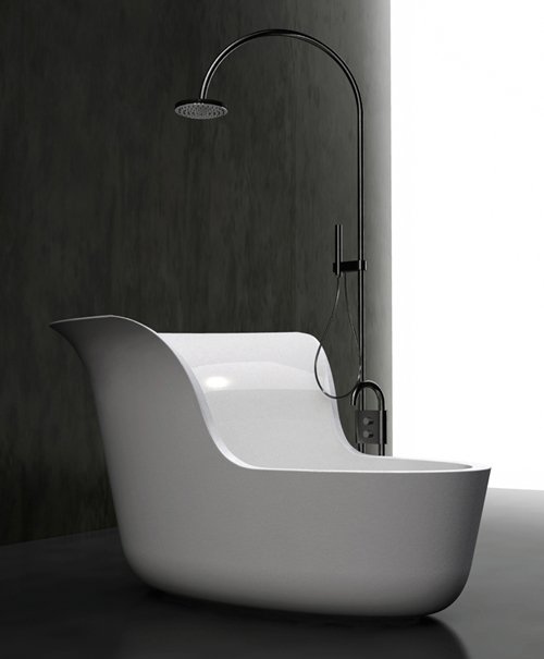 Badkar och dusch i högt ryggstöd i marmor