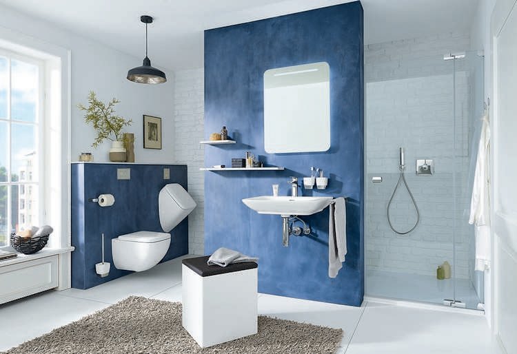 badrum 6 kvm design färgspektrum mörkblå beige vit duschkabin pall matta lampa fönster utsikt