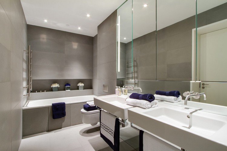 badrum 6 kvm designmöbler renovering grå handdukshandfat radiator spegelskåp gångjärn