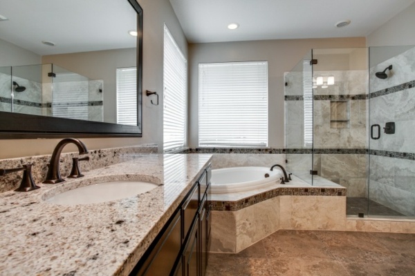 Marmor-handfat-topp-vinkel-badkar-dusch-skåp-med-glas-dörrar