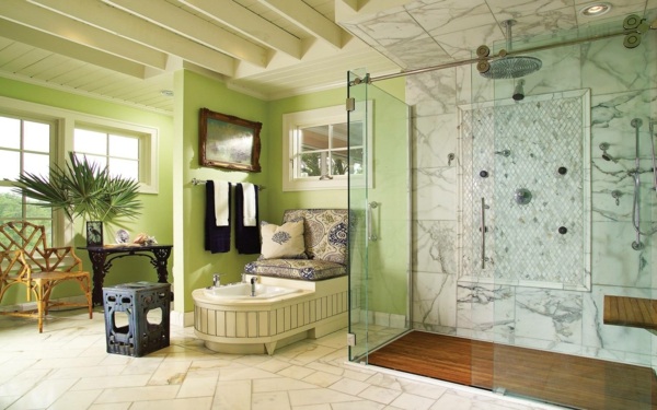Lyxigt badrum med palmer i marmor