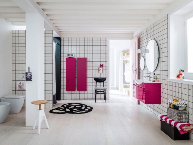Exklusiv-italiensk-badrum-möbler-samling-vägg-kakel-färg-i-fokus
