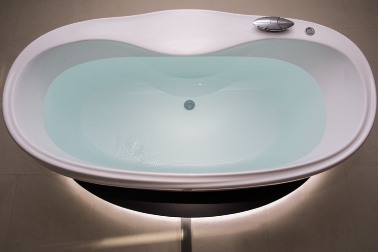 badrum-design-zaha-hadid-fristående-badkar-oval-vit-lyx